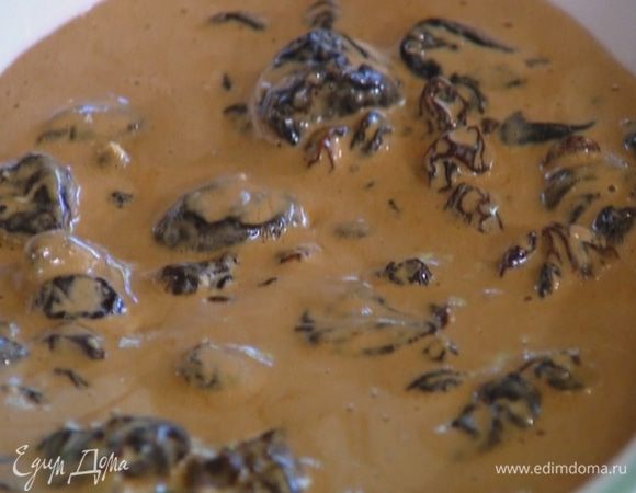 Залить набухшие сухофрукты взбитой сахарной массой, перемешать.