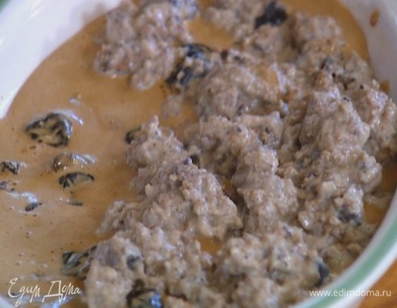 На дно керамической формы выложить чернослив с изюмом, а сверху — пропитанные кусочки хлеба.