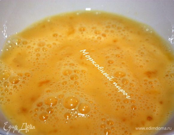 Взбить яйца и растопить масло