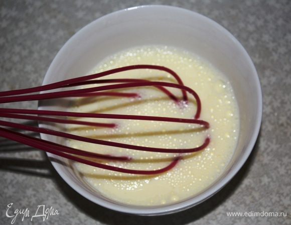 Взбить венчиком до появления устойчивой пены. Ну буквально пару минут.