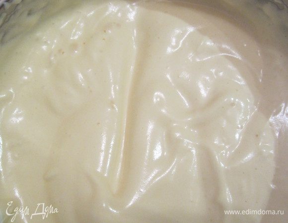 Разогреть духовку на 180 гр. Приготовить форму для выпечки (у меня разъемная - 23 см), выстелить ее пергаментной бумагой и смазать дно сливочным маслом), бока желательно не смазывать или смазать только на 1 см снизу (я не смазывала бока). В миске на водяной бане слегка подогреть яйца с сахаром до температуры 30-40 градусов, венчиком постоянно взбивая, чтобы сахар растворился, снять с огня и взбить уже миксером добела. Взбивать минут 10, чтобы масса увеличилась в 4 раза и если провести пальцем по взбитой массе,  должна остаться не заплывающая воронка - тогда яйца готовы.