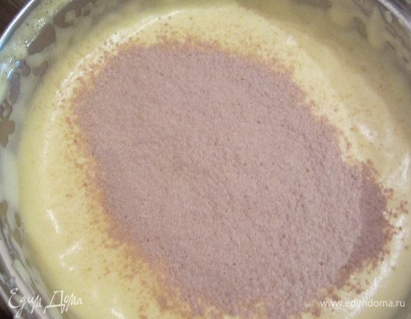 Затем в отдельной емкости просеять муку с какао и добавить частями в яичную смесь,перемешивая очень аккуратно лопаткой, чтобы яйца не осели, иначе бисквит не поднимется. 