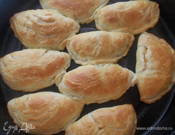 Поставить пирожки на 35-40 минут в разогретую духовку 220С.