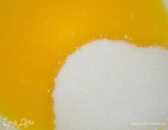 Растопленный маргарин растереть с сахаром