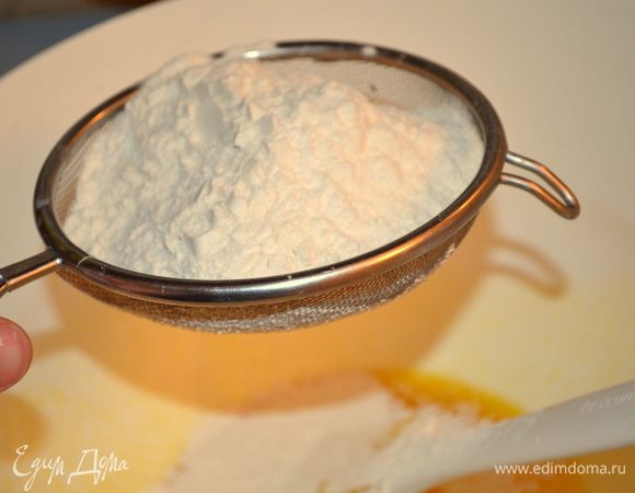 в эту смесь просеять муку с содой