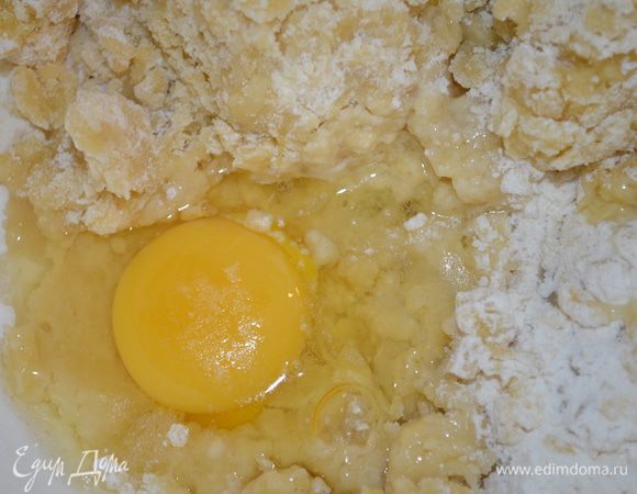 добавить яйцо и замесить тесто