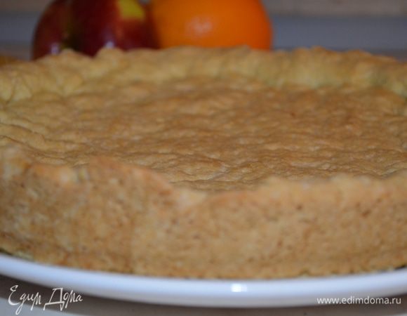 достаем форму, и отправляем в духовку на 15-20 минут при 200 градусах. Корж должен зарумяниться. У коржа НЕ должно быть очень ярко выраженных бортиков. 