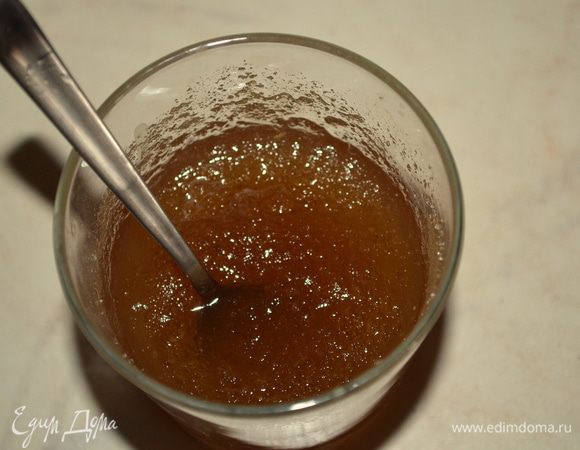 Пока корж остывает делаем желе: в 0,5 ст яблочного сока развести желатин и оставить набухать 20 минут. 