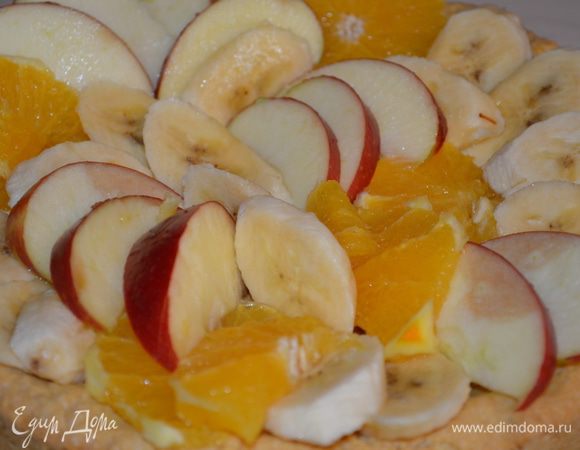 Теперь моем и режим фрукты и укладываем их на корж, как хотим...стараемся красиво), я их тоже ОБЯЗАТЕЛЬНО сбрызнула лимонным соком - а то они потемнеют!