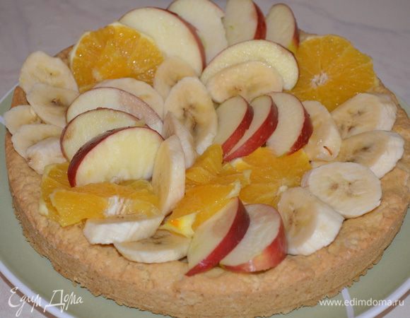Как желе начнет густеть и остынет выливаем его аккуратно на фрукты и убираем в холодильник застывать. Часть желе просочится в корж и он станет мягким, а часть зафиксирует фрукты - и пирог будет очень плотный,будет держать форму при разрезании! Очень вкусно и нарядно!