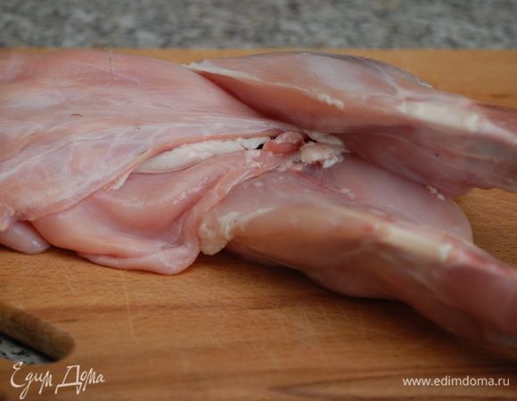 У меня была половинка кролика (задняя часть) весом 913 г. Вымыть, разрезать порционно, как следует высушить бумажным полотенцем.