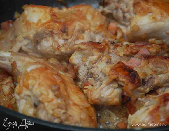 Добавить к  кролику лук с беконом и на среднем огне довести лук до золотистого цвета.