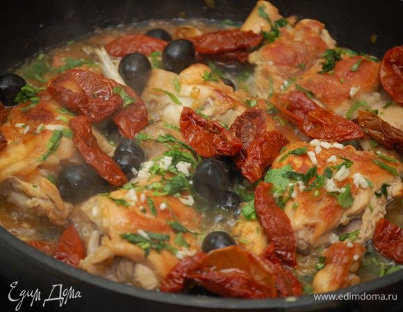 Когда пламя прогорит – вливаем в сковороду вино, воду, добавляем маслины, чеснок, зелень, томаты и сухой тимьян. Плотно накрываем крышкой и тушим на небольшом огне до готовности (периодически переворачивая кролика). У меня готовился около часа. Минут за 10 до готовности солим и перчим  по вкусу. 