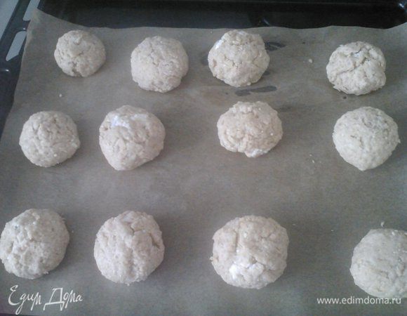 Достать тесто, размять каждый шарик в лепешку, в центр положить творожный шарик и придать форму, которая вам нравится.