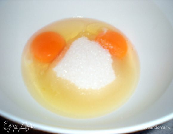 Тесто:
Взбить яйца с сахаром.
