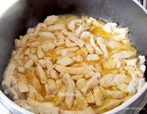 Куриное филе нарезать тонкой соломкой и поджарить в небольшом количестве растительного масла. Нарезать лучше в подмороженном виде, тогда соломка получится тоньше. Поперчить, посолить, я добавляю еще паприку и смесь специй для тако.