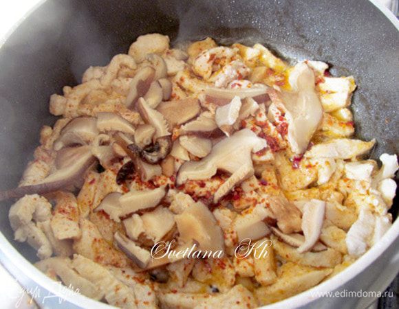 К курице добавить  грибы и жарить  почти до готовности.