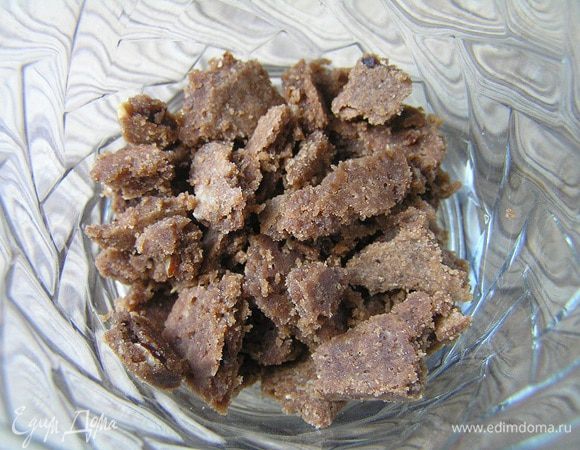 Бисквит поломать на маленькие кусочки, разложить по бокалам/формочкам/креманкам (небольшое количество оставить для украшения). 