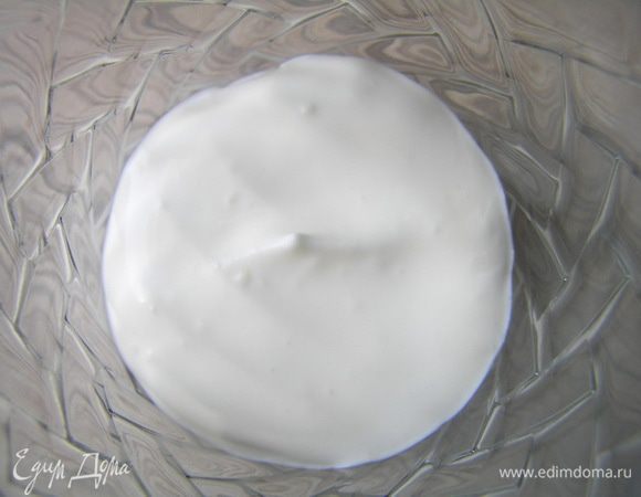 Сливки взбить с сахарной пудрой до устойчивых форм пик, разложить по 2-3 ст.л. поверх бисквита.