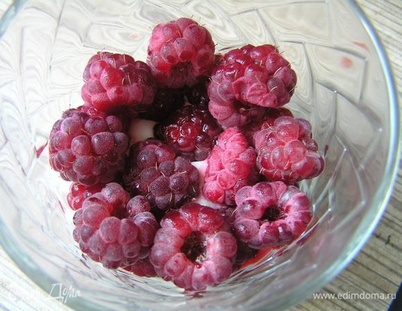Затем уложить ряд малины,
