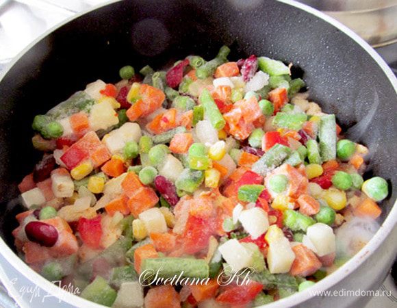 Затем добавить готовую смесь замороженных овощей. Ее очень легко собрать и самой, я перечислила ингредиенты выше.