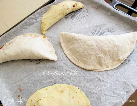 Свернуть лепешку полумесяцем, предварительно смазав края водой и прижав их. Выпекать кесадилью в разогретой до 190 гр. духовке 10-15 минут.
Мне больше понравилось с кукурузными лепешками, они так здорово хрустят, хоть и сворачиваются труднее. Подавать со сметаной и  острым томатным соусом.