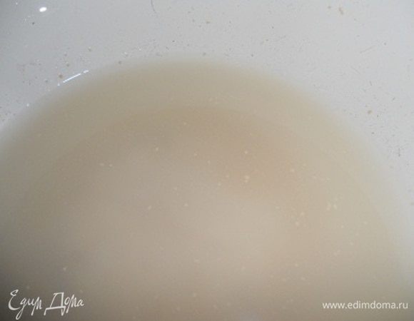 Берем воду не теплую, а обычную, добавляем соль и дрожжи и перемешиваем