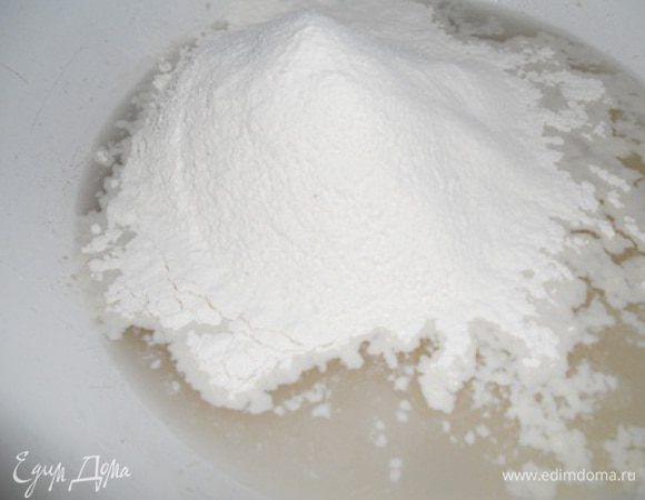 Добавляем 150 г муки и перемешиваем, оставляем на 5 мин., на поверхности должны появиться мелкие пузырьки