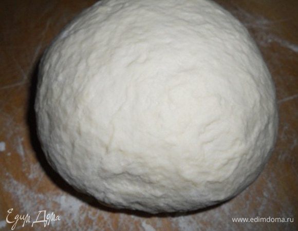 Муки больше не добавляем, вымешиваем тесто около 3 мин., даем ему постоять пару минут