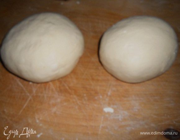Делим тесто на две части, обминаем 