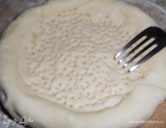 Формируем лепешки так чтобы внутри было углубление, вилкой хорошенько протыкаем серединку , чтобы лепешки во время выпекания не деформировались и имели красивый узор