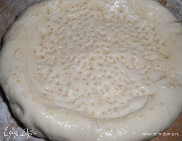 Смачиваем лепешку водой и посыпаем кунжутом, выпекаем в духовке при т. 210 градусов около 15 минут до золотистого цвета...