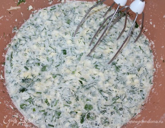 Сделать омлетную смесь из желтков, молока, муки и сыра, добавить специи и зелень.