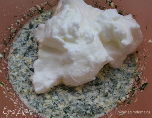 В отдельной посуде взбить белки до пиков, ввести их в основную смесь и аккуратно перемешать.