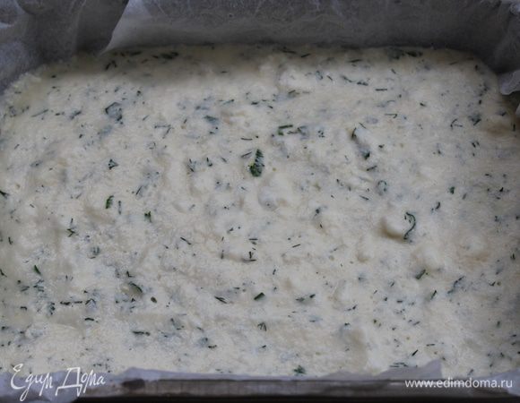 Застелить противень пергаментом и вылить на него полученную массу. Разровнять лопаткой.