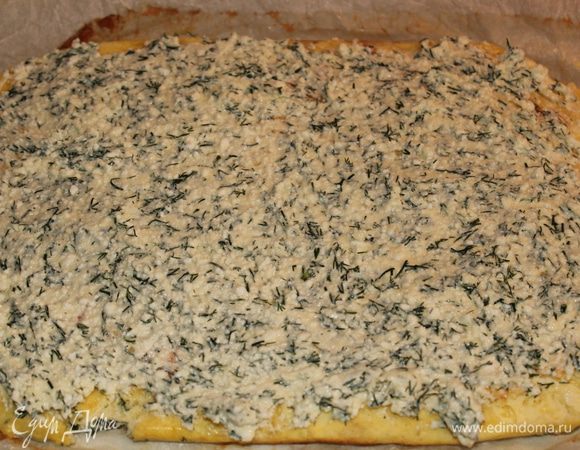 Для начинки соединить творог, сыр, специи и зелень. Хорошо перемешать. Аккуратно намазать слегка остывший корж.