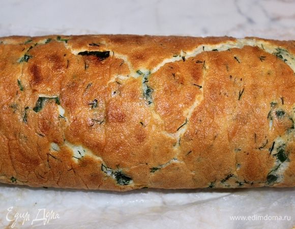 Свернуть корж с начинкой в рулет. Завернуть в фольгу и убрать в холодильник на 1 час.