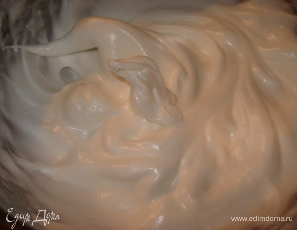 Отдельно взбить белок с сахаром до устойчивых пиков.