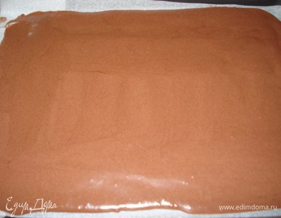 Противень застелить пергаментом. Тесто перелить на противень, распределить так, чтобы толщина теста не превышала 1 мм. Если бисквит будет толще, то потом его очень сложно будет свернуть.
Bыпекать 5 мин. Дать бисквиту полностью остыть.