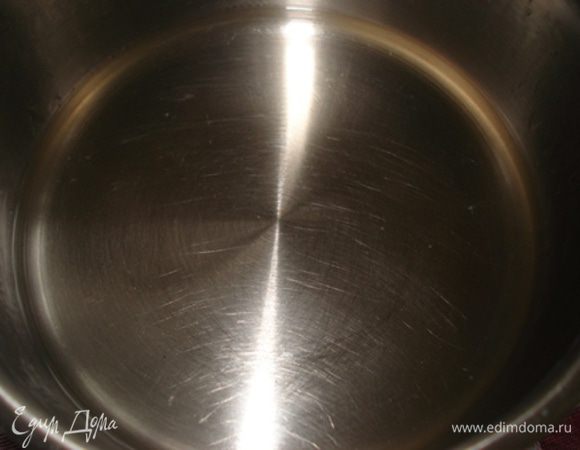 Пропитка:
Воду и сахар довести до кипения. Дать покипеть 1 минуту. Снять с огня и полностью остудить.
Добавить малиновую настойку.