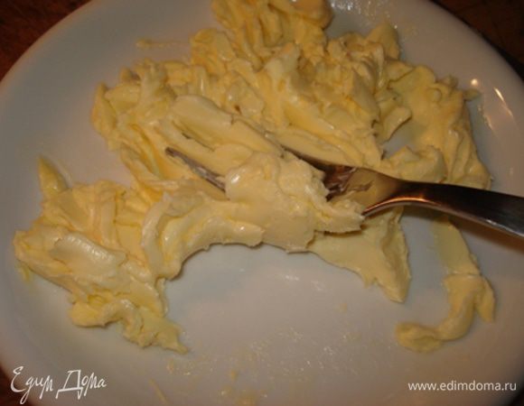 Ганаш:
Шоколад поломать. Масло размять вилкой до состояния помадки.