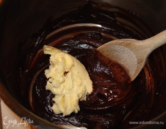 Дать массе немного остыть (до 60°). Затем вмешать масло.