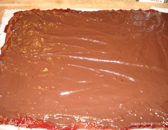 Нанести слой ганаша. Оставить на 10 мин.
Скрутить рулет. Переместить в холодильник на 2-3 часа, а лучше на сутки.