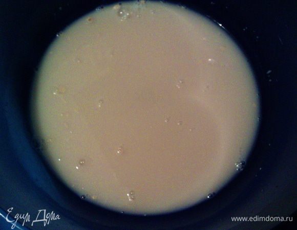 Дрожжи с сахаром развести в воде, оставить на 10 мин. до пузырьков.