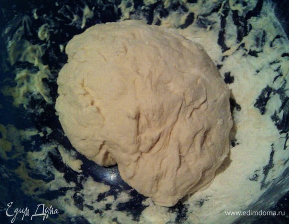 Добавить муку, соль и масло, замесить тесто. Накрыть полотенцем, оставить на 15 мин. в теплом месте подходить.