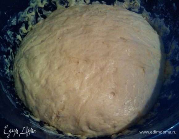 Разогреваем духовку до 200 гр. Когда тесто подошло, обминаем его и делим на 10-12 частей.