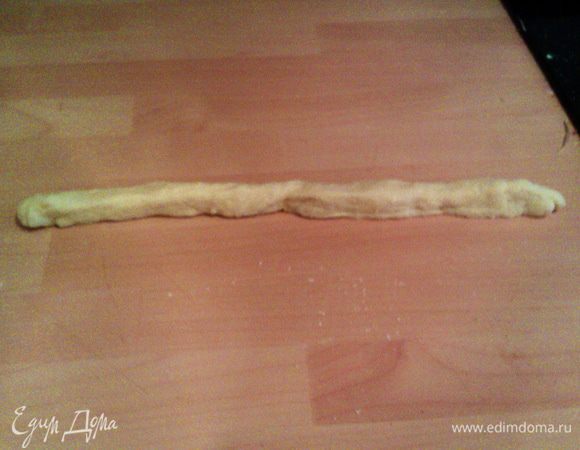 Катаем из каждой части колбаску, вытягивая ее пальцами в стороны.