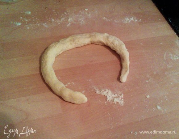 Складываем полумесяцем, продолжая вытягивать только кончики, они должны быть тоньше серединки.