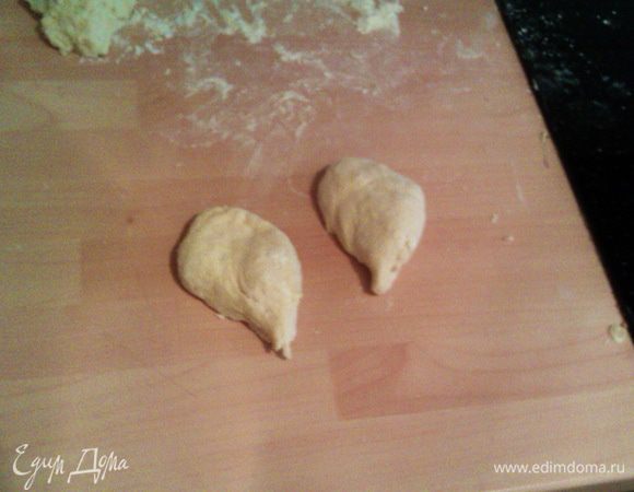 Я делала еще булочки-сердечки. Из кусочка теста формируем две капельки...