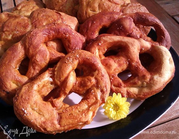 Немного просушиваем, посыпаем солью, выпекаем 15-18 мин. до коричневого цвета...